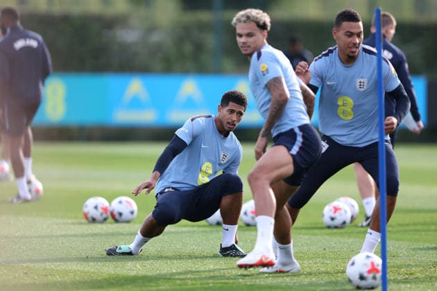 Training der englischen Nationalmannschaft am 25. September 2026, Enfield International Football – Training der englischen Nationalmannschaft – Jude Bellingham – Foto: Charlotte Wilson – Abseits – Enfield, Großbritannien  Copyright: xCharlottexWilsonx xOffsidexOffside