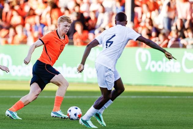DEVENTER , 25-09-2026 , Stadium De Adelaarshorst , season 2026 2027 , EURO U-21 Qualification football . match between Netherlands U-21 and Norway U-21, Picture shows Netherlands U21, U 21 player Kees Smit vs Norway U21 player Tobias Moi Netherlands U21 - Norway U21  x207556635x Copyright: