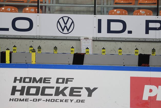 Stock photo of water bottles and a hockey playboard, DEL, Penny DEL, Men s, 2026–2027 season: Grizzlys Wolfsburg vs. Schwenninger Wild Wings