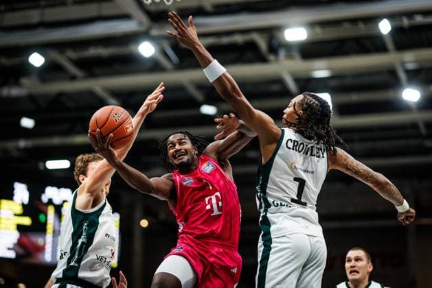 John Michael Wright of Telekom Baskets Bonn goes head-to-head with Marco Hollersbacher of the Gladiators Trier and Austin Crowley of the Gladiators Trier; Action: Vet Concept Gladiators Trier vs. Telekom Baskets Bonn, Basketball, easyCredit BBL, Matchday 2, 2026–2027 Season, September 25, 2026, Vet Concept Gladiators Trier vs. Telekom Baskets Bonn, Basketball, easyCredit BBL, Matchday 2, 2026–2027 Season, September 25, 2026 Copyright: xEibnerxPressefotox EP_ANS