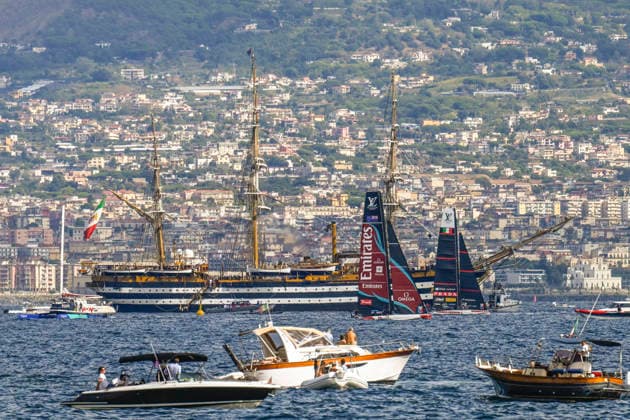 September 25, 2026, Napoli, ITALIA: Crowds, photos, and selfies line the Caracciolo seafront in Naples for the first America s Cup preliminary regatta. The backdrop is the Italian Navy training ship Vespucci , September 25, 2026 ANSA CIRO FUSCO America s Cup: Entusiasmo E Selfie Per I Napoletani Sul Pontone Del Race Village  - ZUMAa110 20260925_zaf_a110_030 Copyright: xCiroxFuscox