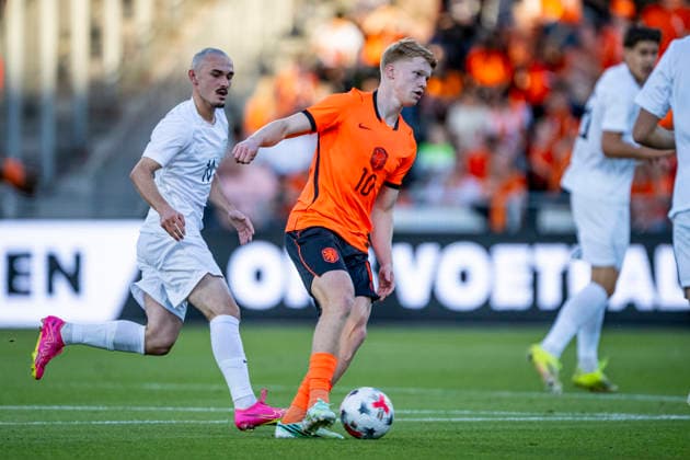 DEVENTER l Norway forward Marius Broholm and Netherlands midfielder Kees Smit during the UEFA European Championship qualifying match between Jong Nederland and Jong Norway at De Adelaarshorst on September 25, 2026, in Deventer, Netherlands. Photo by DeFodi Images