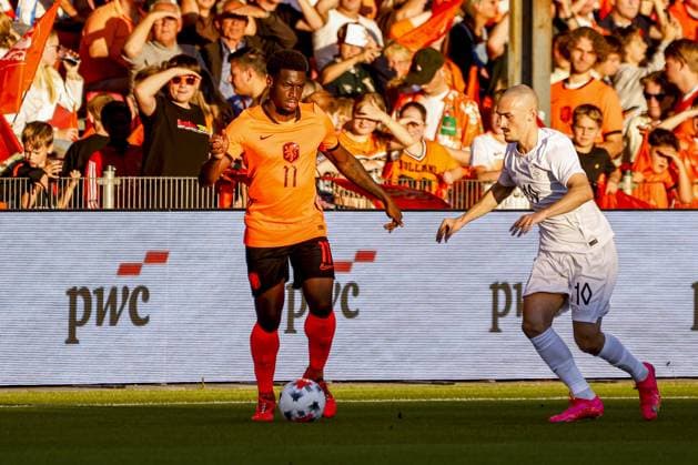 DEVENTER - Ernest Poku of the Netherlands U21, U 21 dribbles with the ball under pressure from Marius Broholm of Norway U21 during the European Championship, EM, Europameisterschaft Qualifier (Under 21) match between the Netherlands U21 and Norway U21 at De Adelaarshorst on 25 September 2026 in Deventer, the Netherlands. WART BRINKERHOF ANP Europees Kampioenschap (Onder 21) 2026 27 xVIxANPxSportx xMarcelxterxBalsxIVx 570114306 originalFilename: 570114306.jpg