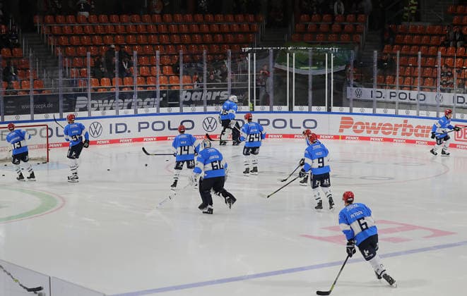 Start of the warm-up; here s the Schwenningen ice hockey team, DEL, Penny DEL, men s division, 2026–2027 season: Grizzlys Wolfsburg vs. Schwenninger Wild Wings