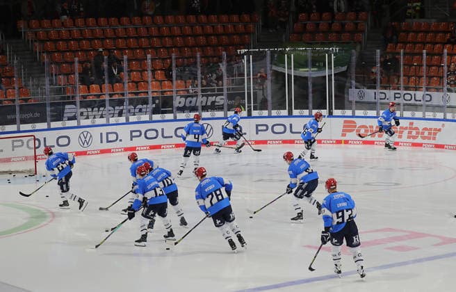 Start of the warm-up; here s the Schwenningen ice hockey team, DEL, Penny DEL, men s division, 2026–2027 season: Grizzlys Wolfsburg vs. Schwenninger Wild Wings
