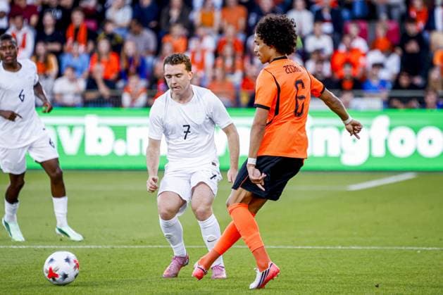 DEVENTER - Gjivai Zechiel of the Netherlands U21, U 21 passes the ball under pressure from Edvin Austbo of the Norway U21 during the European Championship, EM, Europameisterschaft Qualifier (Under 21) match between the Netherlands U21 and Norway U21 at De Adelaarshorst on 25 September 2026 in Deventer, the Netherlands. WART BRINKERHOF ANP Europees Kampioenschap (Onder 21) 2026 27 xVIxANPxSportx xMarcelxterxBalsxIVx 570114611 originalFilename: 570114611.jpg