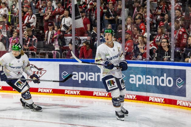 Newcomer Jean Luc Foudy of the Eisbären Berlin, 55, looks around the large arena in awe before the game: Kölner Haie vs. Eisbären Berlin, ice hockey, Penny DEL, Matchday 03, 2026–2027, September 25, 2026: Cologne Sharks vs. Eisbären Berlin, ice hockey, Penny DEL, Matchday 3, 2026–2027, September 25, 2026, Cologne Copyright: xEibner-Pressefoto GerhardxWingenderx EP_GWR