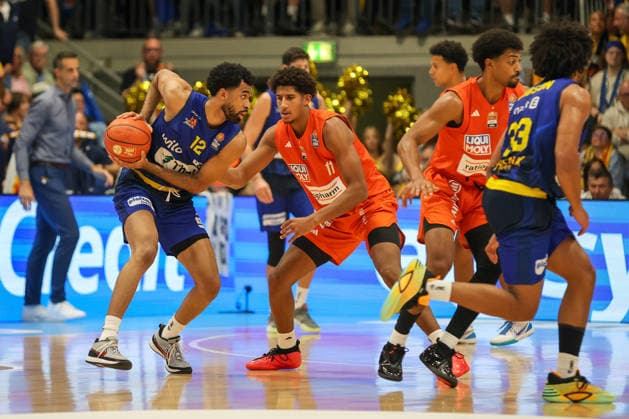 GER, Phoenix Hagen vs. Ratiopharm Ulm, Basketball, 1st Bundesliga, Matchday 2, 2026–2027 Season, September 25, 2026,Tyler Polley (Phoenix Hagen) and Meissa Faye (Ratiopharm Ulm), GER, Phoenix Hagen vs. Ratiopharm Ulm, Basketball, 1st Bundesliga, Matchday 2, 2026–2027 Season, September 25, 2026, Hagen Copyright: xEibner-Pressefoto JavadxMohammadpourx EP_JMR