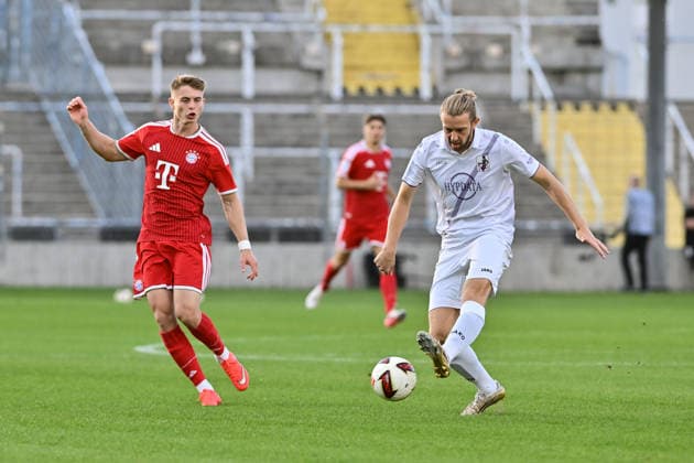 Bavarian Regional League: FC Bayern Munich II vs. TSV Schwaben Augsburg, September 25, 2026, MUNICH, GERMANY, September 25, in a matchup between Anton HEINZ of FC Bayern Munich II (No. 10) and Rasmus FACKLER STAMM of TSV Schwaben Augsburg (No. 11) during the Bavarian Regional League match between the FC Bayern amateurs and TSV Schwaben Augsburg on Matchday 11 at the Grünwalder Stadium Copyright: xBEAUTIFULxSPORTS Goldbergx