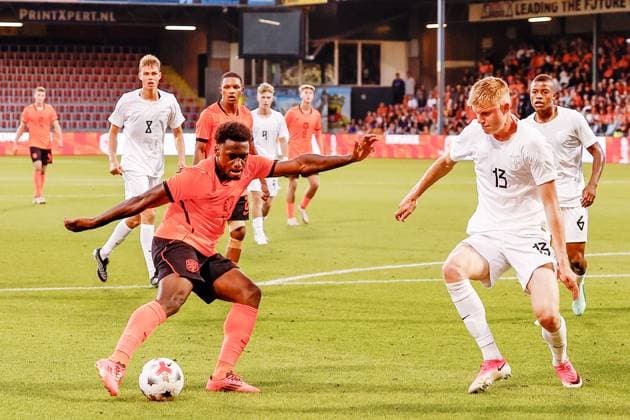 DEVENTER , 25-09-2026 , Stadium De Adelaarshorst , season 2026 2027 , EURO U-21 Qualification football . match between Netherlands U-21 and Norway U-21, Picture shows Netherlands U21, U 21 player Ernest Poku vs Norway U21 player Rasmus Holten Netherlands U21 - Norway U21  x207557998x Copyright:
