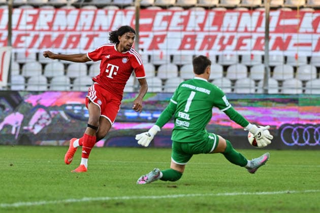 Bavarian Regional League: FC Bayern Munich II vs. TSV Schwaben Augsburg, September 25, 2026, MUNICH, GERMANY September 25: Noah CODJO EVORA’s shot for FC Bayern Munich II (No. 11) misses the goal; Maximilian REIL of TSV Schwaben Augsburg (No. 1) does not have to make a save during the Bavarian Regional League match between FC Bayern’s amateurs and TSV Schwaben Augsburg on Matchday 1matchday at Grünwalder Stadium Copyright: xBEAUTIFULxSPORTS Goldbergx