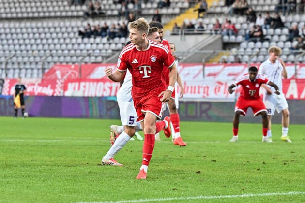Bavarian Regional League FC Bayern Munich II TSV Schwaben Augsburg September 25, 2026 MUNICH, GERMANY September 25 Bayern players celebrate after Anton HEINZ scores the 1–0 goal. FC Bayern Munich II 10 Goal Scorers Joy Happy during the Bavarian Regional League match between FC Bayern’s amateurs and TSV Schwaben Augsburg on Matchday 11 at the Grünwalder Stadium Copyright: xBEAUTIFULxSPORTS Goldbergx