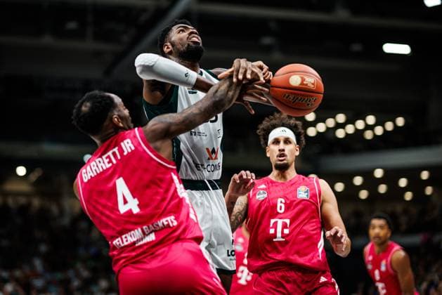Ejiofor Onu of the Gladiators Trier goes head-to-head with Jeff Garret Jr. of the Telekom Baskets Bonn and Michael Kessens of the Telekom Baskets Bonn; action from the Vet Concept Gladiators Trier vs. Telekom Baskets Bonn game, basketball, easyCredit BBL, Matchday 2, 2026–2027 season, September 25, 2026, Vet Concept Gladiators Trier vs. Telekom Baskets Bonn, Basketball, easyCredit BBL, Matchday 2, 2026–2027 season, September 25, 2026 Copyright: xEibnerxPressefotox EP_ANS