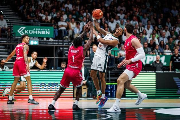 Austin Crowley of the Vet Concept Gladiators Trier goes head-to-head with John Michael Wright and Leon Kratzer of the Telekom Baskets Bonn; Action: Vet Concept Gladiators Trier vs. Telekom Baskets Bonn, Basketball, easyCredit BBL, Matchday 2, 2026–2027 Season, September 25, 2026, Vet Concept Gladiators Trier vs. Telekom Baskets Bonn, Basketball, easyCredit BBL, Matchday 2, 2026–2027 season, September 25, 2026 Copyright: xEibnerxPressefotox EP_ANS