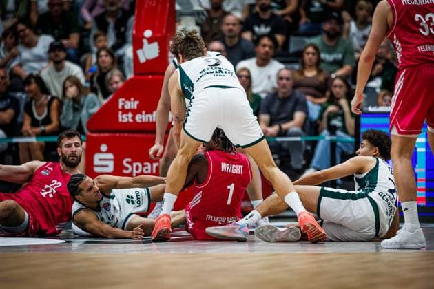 Battle for the ball featuring Leon Kratzer (Telekom Baskets Bonn), Jordan Roland (Gladiators Trier), John Michael Wright (Telekom Baskets Bonn), Marco Hollersbacher (Gladiators Trier), Evans Rapieque (Gladiators Trier), Patrick Heckmann (Telekom Baskets Bonn), Action: Vet Concept Gladiators Trier vs. Telekom Baskets Bonn, Basketball, easyCredit BBL, Matchday 2, 2026–2027 season, September 25, 2026, Vet Concept Gladiators Trier vs. Telekom Baskets Bonn, basketball, easyCredit BBL, Matchday 2, 2026–2027 season, September 25, 2026 Copyright: xEibnerxPressefotox EP_ANS