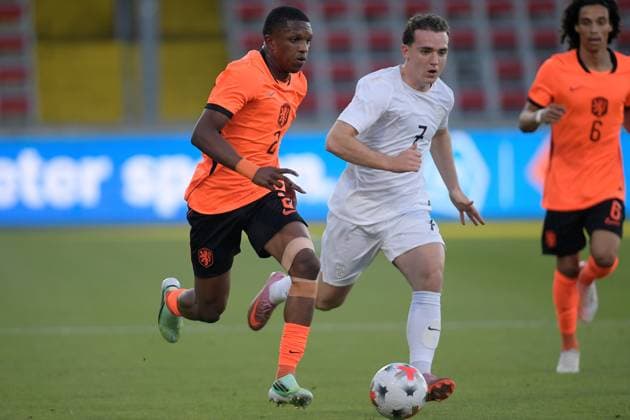 DEVENTER - Givairo Read of the Netherlands U21, U 21 with Edvin Austbo of the Norway U21 during the European Championship, EM, Europameisterschaft Qualifier (Under 21) match between the Netherlands U21 and Norway U21 at De Adelaarshorst on 25 September 2026 in Deventer, the Netherlands. DENNIS BRESSER ANP Europees Kampioenschap (Onder 21) 2026 27 xVIxANPxSportx xMarcelxterxBalsxIVx 570118222 originalFilename: 570118222.jpg