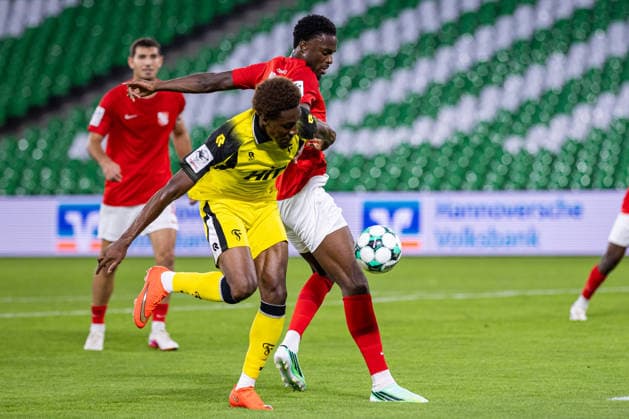 L R Romeo Aigbekaen (SC Fortuna Cologne), 30, in a tackle with Donald Nduka (TSV Havelse), 27, GER, TSV Havelse vs. SC Fortuna Cologne, Soccer, 3rd Division, Matchday 7, 2026–2027 Season, September 25, 2026 DFL regulations prohibit any use of photographers to capture image sequences and or quasi-video footage GER, TSV Havelse vs. SC Fortuna Cologne, soccer, 3rd Division, Matchday 7, 2026–2027 season, September 25, 2026, Hanover Copyright: xEibner-Pressefoto JanxRollingerx EP_JSK