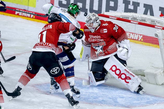 September 25, 2026, Ice Hockey, DEL, Kölner Haie vs. Eisbären Berlin, Matchday 3, 2026–27 Season, Lanxess Arena, Cologne: Shot on goal, goal scored—1–0 by Ty Ronning of Eisbären Berlin 09 in a one-on-one battle against Maximilian Kammerer of Kölner Haie 09 in front of goalie Janne Juvonen of Kölner Haie 30, North Rhine-Westphalia, Germany