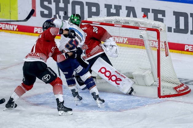 September 25, 2026, Ice Hockey, DEL, Kölner Haie vs. Eisbären Berlin, Matchday 3, 2026–27 Season, Lanxess Arena, Cologne: Shot on goal, goal scored—1–0 by Ty Ronning of Eisbären Berlin 09 in a one-on-one battle against Maximilian Kammerer of Kölner Haie 09 in front of goalie Janne Juvonen of Kölner Haie 30, North Rhine-Westphalia, Germany