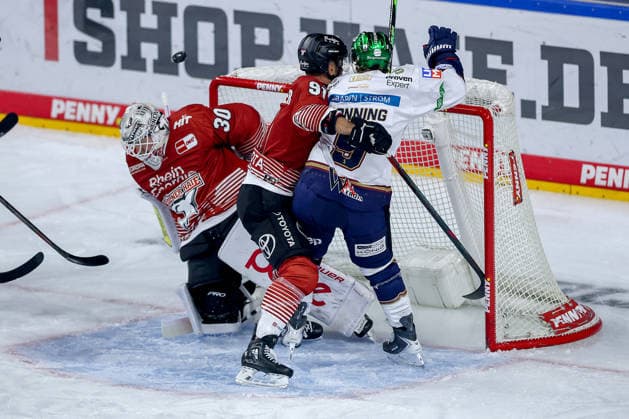 September 25, 2026, Ice Hockey, DEL, Kölner Haie vs. Eisbären Berlin, Matchday 3, 2026–27 Season, Lanxess Arena, Cologne: Shot on goal, goal scored—1–0 by Ty Ronning of Eisbären Berlin 09 in a one-on-one battle against Maximilian Kammerer of Kölner Haie 09 in front of goalie Janne Juvonen of Kölner Haie 30, North Rhine-Westphalia, Germany