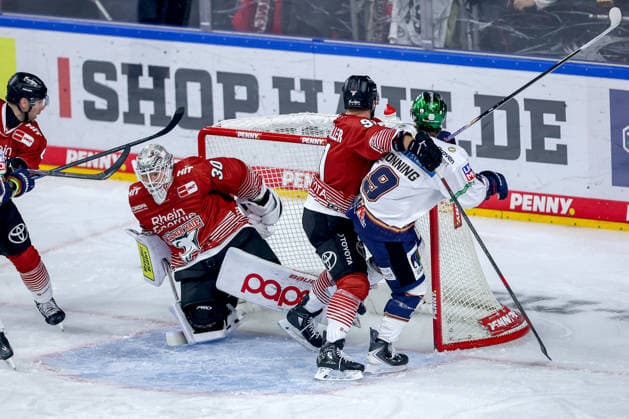 September 25, 2026, Ice Hockey, DEL, Kölner Haie vs. Eisbären Berlin, Matchday 3, 2026–27 Season, Lanxess Arena, Cologne: Shot on goal, goal scored—1–0 by Ty Ronning of Eisbären Berlin 09 in a one-on-one battle against Maximilian Kammerer of Kölner Haie 09 in front of goalie Janne Juvonen of Kölner Haie 30, North Rhine-Westphalia, Germany