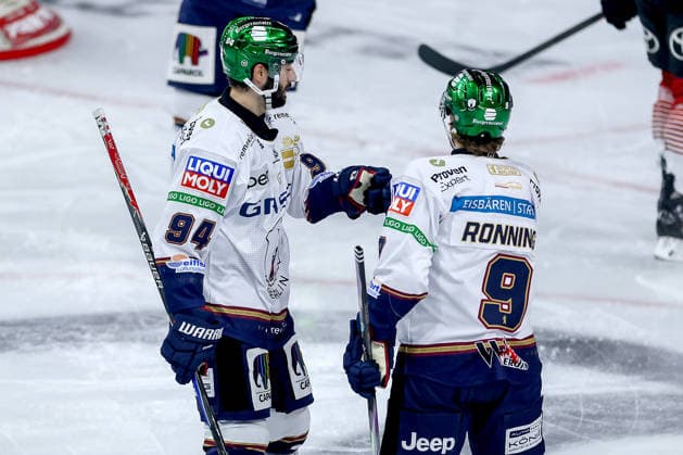 September 25, 2026, Ice hockey, DEL, Kölner Haie vs. Eisbären Berlin, Matchday 3, 2026–27 season, Lanxess Arena, Cologne; Celebrations after the 1–0 goal scored by Ty Ronning; Eisbären Berlin 09, North Rhine-Westphalia, Germany