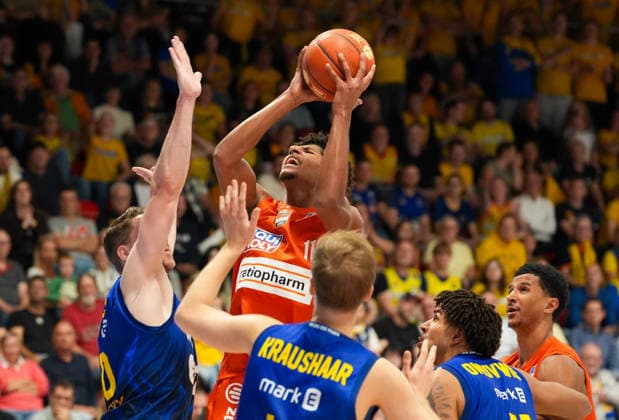 Meissa Faye of Ratiopharm Ulm, No. 11, drives to the basket (GER), Phoenix Hagen vs. Ratiopharm Ulm, easyCredit BBL, Matchday 2, 2026–27 season, Krollmann Arena, Hagen, September 25, 2026. Photo by HMB Media, Scott W. Coleman Copyright: HMBxMedia xScottxW.xColeman
