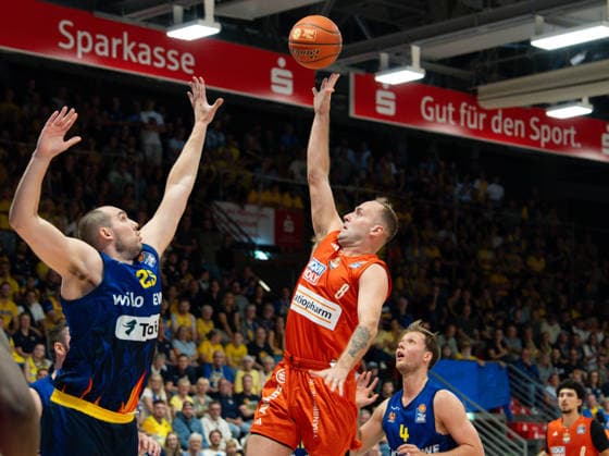 Devin Schmidt (Ratiopharm Ulm), 8, drives to the basket against Cameron Krutwig (Phoenix Hagen), 25. GER, Phoenix Hagen vs. Ratiopharm Ulm, easyCredit BBL, Matchday 2, 2026–27 season, Krollmann Arena, Hagen, September 25, 2026 Photo by HMB Media Scott W. Coleman Copyright: HMBxMedia xScottxW.xColeman