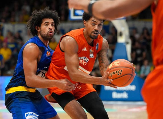Ibi Watson (Ratiopharm Ulm), No. 2, in a one-on-one battle with Trenton Gibson (Phoenix Hagen), No. 33 (GER), Phoenix Hagen vs. Ratiopharm Ulm, easyCredit BBL, Matchday 2, 2026–27 season, Krollmann Arena, Hagen, September 25, 2026 Photo by HMB Media Scott W. Coleman Copyright: HMBxMedia xScottxW.xColeman