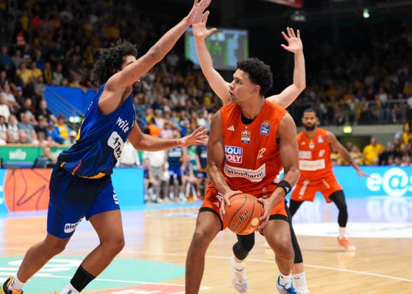 Michael Rataj of Ratiopharm Ulm, No. 12, in a one-on-one battle with Trenton Gibson of Phoenix Hagen, No. 33 (GER), Phoenix Hagen vs. Ratiopharm Ulm, easyCredit BBL, Matchday 2, 2026–27 season, Krollmann Arena, Hagen, September 25, 2026 Photo by HMB Media Scott W. Coleman Copyright: HMBxMedia xScottxW.xColeman
