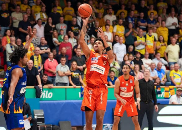 Michael Rataj of Ratiopharm Ulm, No. 12, shoots for the basket (GER), Phoenix Hagen vs. Ratiopharm Ulm, easyCredit BBL, Matchday 2, 2026–27 season, Krollmann Arena, Hagen, September 25, 2026 Photo by HMB Media Scott W. Coleman Copyright: HMBxMedia xScottxW.xColeman