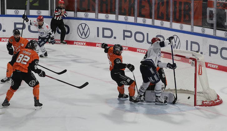 Here, Sebastian Uvira scores the first goal for the Schwenninger Wild Wings. Ice Hockey, DEL, Penny DEL, Men s, 2026–2027 Season: Grizzlys Wolfsburg vs. Schwenninger Wild Wings