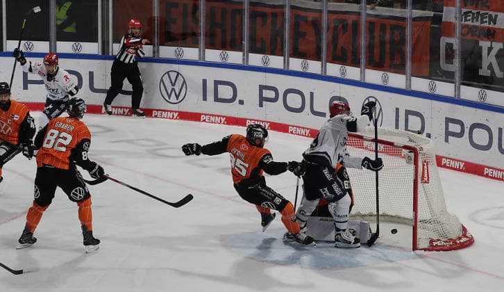 Here, Sebastian Uvira scores the first goal for the Schwenninger Wild Wings. Ice Hockey, DEL, Penny DEL, Men s, 2026–2027 Season: Grizzlys Wolfsburg vs. Schwenninger Wild Wings