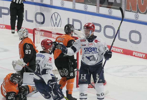 Goal celebration by Sebastian Uvira, Schwenninger Wild Wings 0-1 Ice Hockey, DEL, Penny DEL, Men, 2026-2027 Season: Grizzlys Wolfsburg vs. Schwenninger Wild Wings
