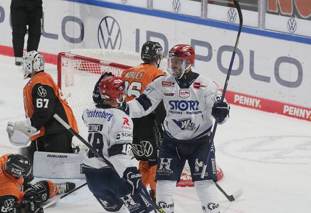 Goal celebration by Sebastian Uvira, Schwenninger Wild Wings 0-1 Ice Hockey, DEL, Penny DEL, Men, 2026-2027 Season: Grizzlys Wolfsburg vs. Schwenninger Wild Wings