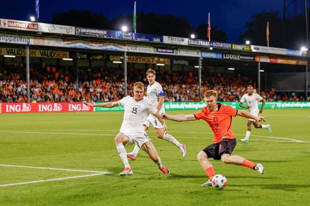 DEVENTER , 25-09-2026 , Stadium De Adelaarshorst , season 2026 2027 , EURO U-21 Qualification football . match between Netherlands U-21 and Norway U-21, Picture shows Netherlands U21, U 21 player Devin Haen vs Norway U21 player Rasmus Holten Netherlands U21 - Norway U21  x207559367x Copyright: