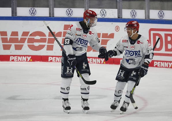 Sebastian Uvira of the Schwenninger Wild Wings and Austin Ortega of the Schwenninger Wild Wings celebrate after the 0-1 victory. Ice Hockey, DEL, Penny DEL, Men, 2026-2027 Season: Grizzlys Wolfsburg vs. Schwenninger Wild Wings