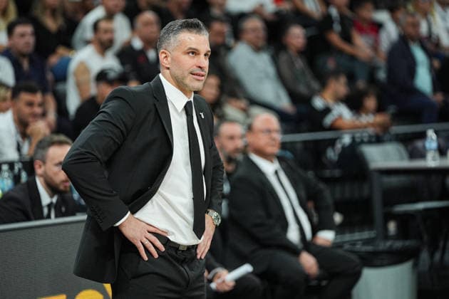 Besiktas v Valencia Basket - EuroLeague ISTANBUL, TURKIYE - SEPTEMBER 25: Besiktas head coach Dusan Alimpijevic gives tactical instructions to his players during the EuroLeague Regular Season Round 1 match between Besiktas and Valencia Basket at the Turkcell Basketball Development Center in Istanbul, Turkiye, on September 25, 2026. Cemal Yurttas Anadolu Istanbul Turkey. Editorial use only. Please get in touch for any other usage.  Copyright: x2026xAnadoluxCemalxYurttasx