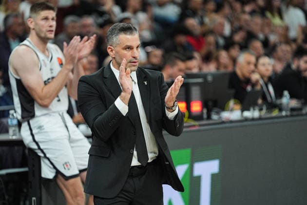 Besiktas v Valencia Basket - EuroLeague ISTANBUL, TURKIYE - SEPTEMBER 25: Besiktas head coach Dusan Alimpijevic gives tactical instructions to his players during the EuroLeague Regular Season Round 1 match between Besiktas and Valencia Basket at the Turkcell Basketball Development Center in Istanbul, Turkiye, on September 25, 2026. Cemal Yurttas Anadolu Istanbul Turkey. Editorial use only. Please get in touch for any other usage.  Copyright: x2026xAnadoluxCemalxYurttasx