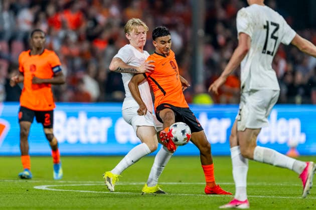 DEVENTER l Norway defender Runar Norheim and Netherlands forward Ayoub Oufkir during the UEFA European Championship qualifying match between Jong Nederland and Jong Norway at De Adelaarshorst on September 25, 2026, in Deventer, Netherlands. Photo by DeFodi Images