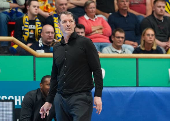 Ty Harrelson, Ratiopharm Ulm, Head Coach (GER), Phoenix Hagen vs. Ratiopharm Ulm, easyCredit BBL, Matchday 2, 2026–27 Season, Krollmann Arena, Hagen, September 25, 2026. Photo by HMB Media, Scott W. Coleman Copyright: HMBxMedia xScottxW.xColeman