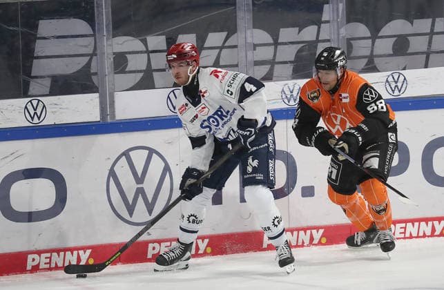 Bode Wilde, Schwenninger Wild Wings; Tyler Gaudet, Grizzlys Wolfsburg; Ice Hockey, DEL, Penny DEL, Men, 2026–2027 Season: Grizzlys Wolfsburg vs. Schwenninger Wild Wings