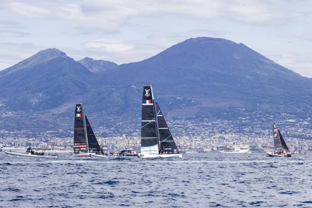 IPA88966140 - Day 1 of the Louis Vuitton 38th America s Cup Preliminary Regatta in Naples. AC40 foiling monotypes racing across the Gulf of Naples, featuring intense fleet action from all participating syndicates, including Emirates Team New Zealand, Luna Rossa Prada Pirelli, GB1, Tudor Team Alinghi, and other international teams on the official race course. During the Louis Vuitton 38th America s Cup Preliminary Regatta in Naples, a sailing race in Naples, Italy, on September 25, 2026 Copyright: xCarloxDixSanto IPAxSportx xx IPA88966140