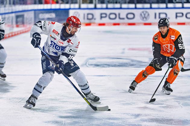 Mirko Hoefflin 10 Schwenninger Wild Wings vs. Sven Ziegler 52 Grizzlys Wolfsburg GER, Grizzlys Wolfsburg vs. Schwenninger Wild Wings, Ice Hockey, Penny DEL, Week 3, 2026–27 Season, September 25, 2026 GER, Grizzlys Wolfsburg vs. Schwenninger Wild Wings, Ice Hockey, Penny DEL, Week 3, 2026–27 Season, September 25, 2026 Wolfsburg Copyright: xEibner-Pressefoto DanielxREINELTx EP_DRT