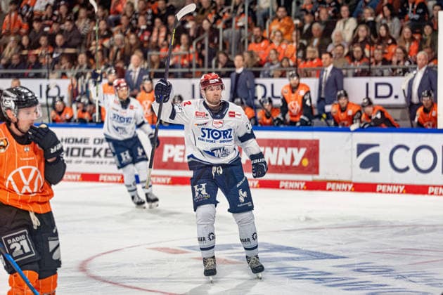 Sebastian Uvira, No. 93 of the Schwenninger Wild Wings, celebrates after the 0-1 game (GER), Grizzlys Wolfsburg vs. Schwenninger Wild Wings, ice hockey, Penny DEL, Week 3, 2026-27 season, September 25, 2026 (GER), Grizzlys Wolfsburg vs. Schwenninger Wild Wings, ice hockey, Penny DEL, Week 3, 2026–27 season, September 25, 2026, Wolfsburg Copyright: xEibner-Pressefoto DanielxREINELTx EP_DRT