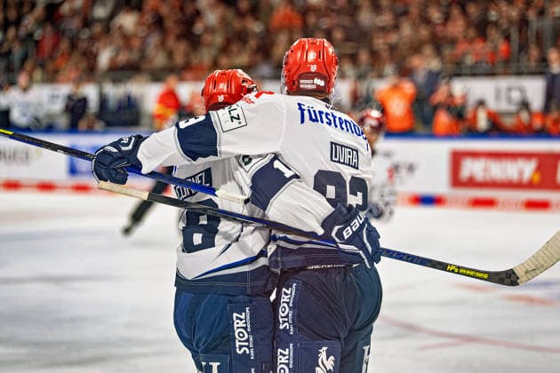 Celebration by Eric Cornel (No. 18, Schwenninger Wild Wings) and Sebastian Uvira (No. 93, Schwenninger Wild Wings) after the 0–1 GER match between the Grizzlys Wolfsburg and the Schwenninger Wild Wings, ice hockey, Penny DEL, Week 3, 2026–27 season, September 25, 2026 (GER), Grizzlys Wolfsburg vs. Schwenninger Wild Wings, ice hockey, Penny DEL, Week 3, 2026–27 season, September 25, 2026, Wolfsburg Copyright: xEibner-Pressefoto DanielxREINELTx EP_DRT