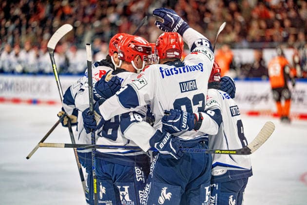 Jubilation among the Schwenningen fans for Sebastian Uvira (No. 93, Schwenninger Wild Wings) and Eric Cornel (No. 18, Schwenninger Wild Wings). GER, Grizzlys Wolfsburg vs. Schwenninger Wild Wings, ice hockey, Penny DEL, Week 3, 2026–27 season, September 25, 2026, GER, Grizzlys Wolfsburg vs. Schwenninger Wild Wings, ice hockey, Penny DEL, Week 3, 2026–27 season, September 25, 2026, Wolfsburg Copyright: xEibner-Pressefoto DanielxREINELTx EP_DRT