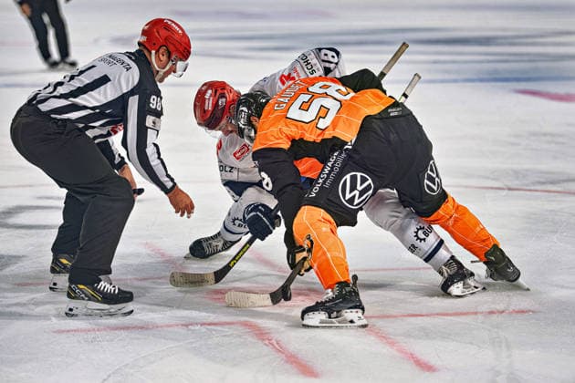 Faceoff with Eric Cornel (No. 18), Schwenninger Wild Wings, and Tyler Gaudet (No. 58), Grizzlys Wolfsburg (GER); Grizzlys Wolfsburg vs. Schwenninger Wild Wings, ice hockey, Penny DEL, Week 3, 2026–27 season, September 25, 2026, GER, Grizzlys Wolfsburg vs. Schwenninger Wild Wings, ice hockey, Penny DEL, Week 3, 2026–27 season, September 25, 2026, Wolfsburg Copyright: xEibner-Pressefoto DanielxREINELTx EP_DRT