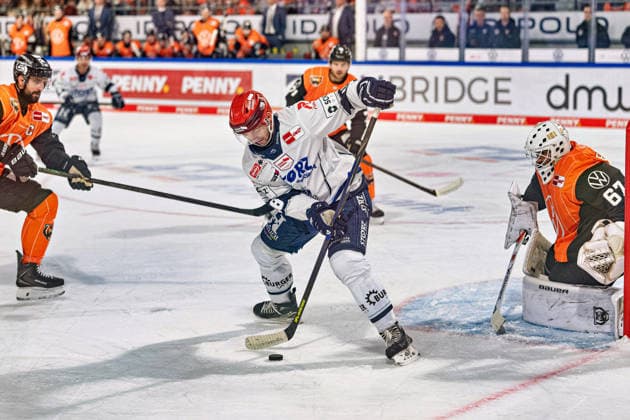 Eric Cornel, No. 18, Schwenninger Wild Wings, in front of the net of Hannibal Weitzmann, No. 67, Grizzlys Wolfsburg (GER); Grizzlys Wolfsburg vs. Schwenninger Wild Wings, ice hockey, Penny DEL, Week 3, 2026–27 season, September 25, 2026, GER, Grizzlys Wolfsburg vs. Schwenninger Wild Wings, ice hockey, Penny DEL, Week 3, 2026–27 season, September 25, 2026, Wolfsburg Copyright: xEibner-Pressefoto DanielxREINELTx EP_DRT