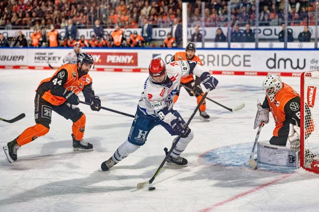 Eric Cornel, No. 18, Schwenninger Wild Wings, in front of the net of Hannibal Weitzmann, No. 67, Grizzlys Wolfsburg, against Julian Melchiori, No. 44, Grizzlys Wolfsburg, GER, Grizzlys Wolfsburg vs. Schwenninger Wild Wings, ice hockey, Penny DEL, Week 3, 2026–27 season, September 25, 2026, GER, Grizzlys Wolfsburg vs. Schwenninger Wild Wings, ice hockey, Penny DEL, Week 3, 2026–27 season, September 25, 2026, Wolfsburg Copyright: xEibner-Pressefoto DanielxREINELTx EP_DRT